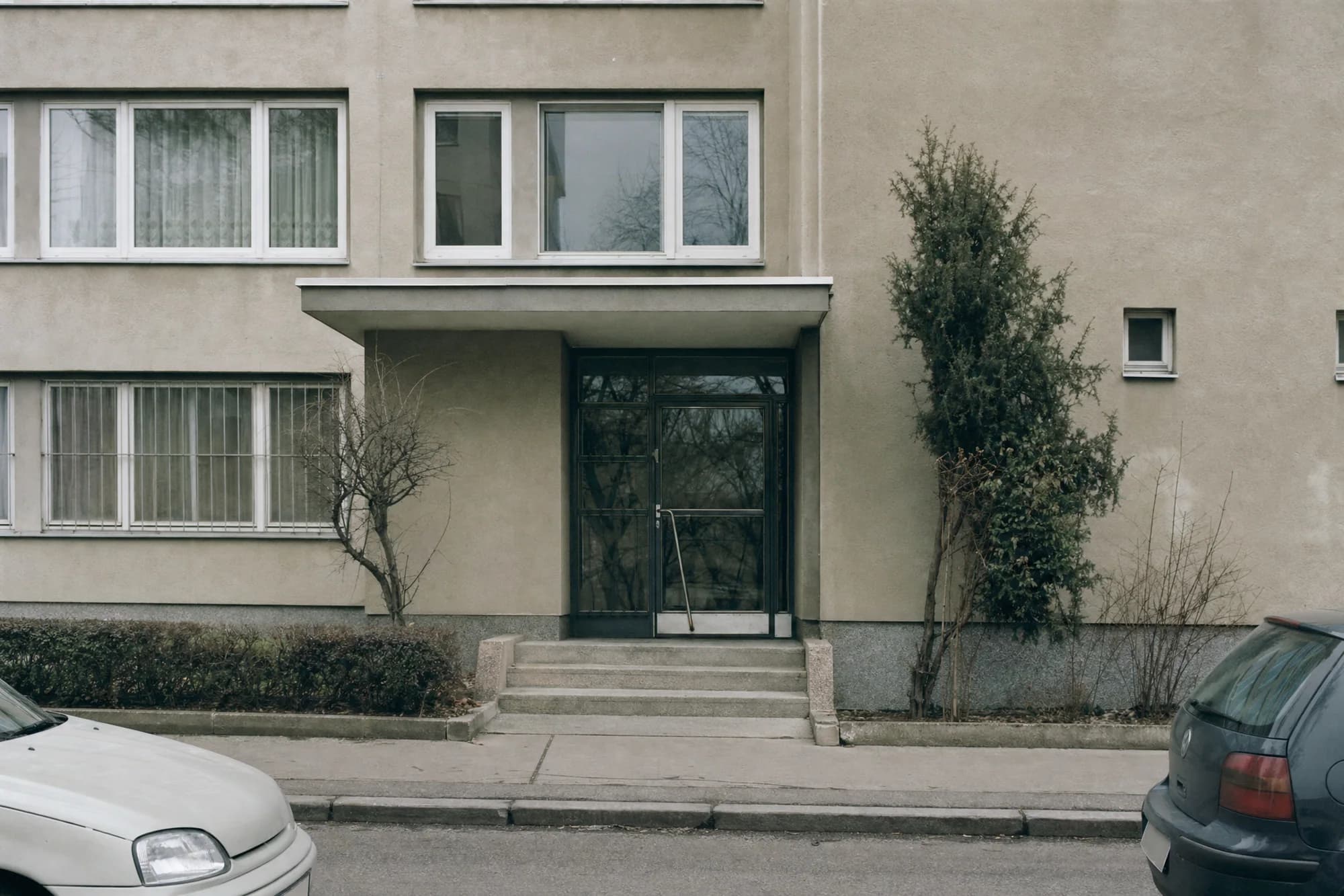 Der Hauseingang des Bürostandorts von MDM Care in der Scheugasse in Wien-Favoriten, an einem bedeckten Tag.
